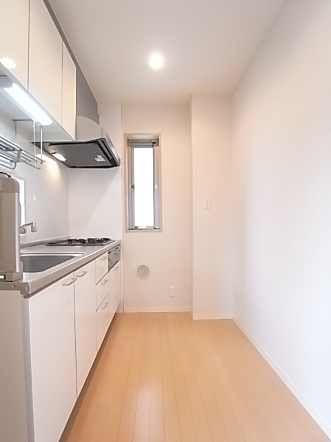 キッチンには食器棚と冷蔵庫が置ける。