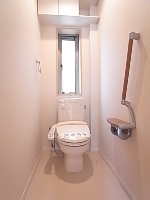 温水洗浄便座付きのトイレ！窓があるのが嬉しい！