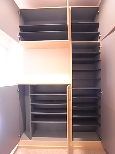これだけの棚があれば靴も全部入ります！高さの調節ももちろん可能！