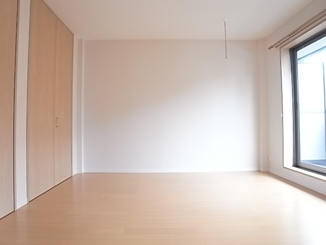 リビングから撮った洋室。梁や柱も少ないのでお部屋がすっきりしています！