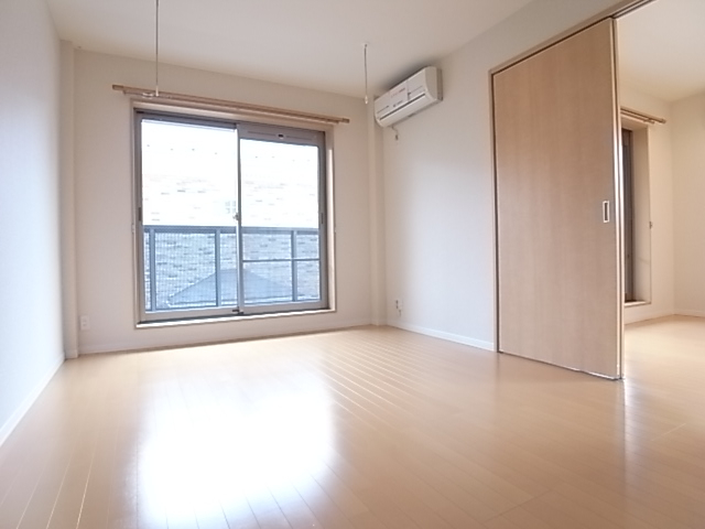 洋室も南向きで明るい！