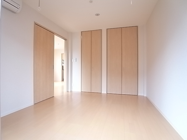 洋室には普段使いの服を掛けられるフックや室内物干しフックがございます！