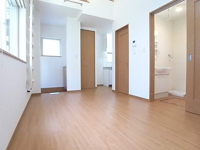 ナチュラル色で温かみのある内装。