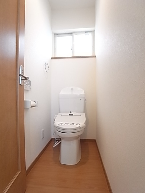 トイレにも換気窓がついていて明るい！もちろん温水洗浄便座付き！