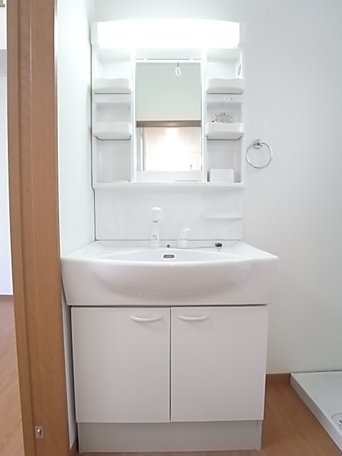 シャワー付き独立洗面台は3面鏡！