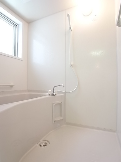 浴室にも窓がございます！一日の疲れを癒してください。