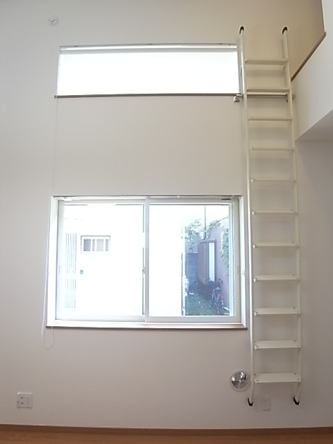 洋室上部にも窓があるのでとても明るい！梯子はロフトに上がるためのものです！