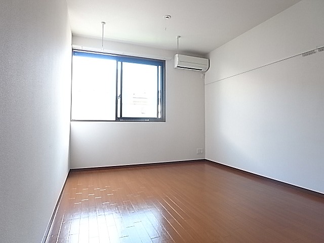 窓際には雨の日にも重宝する室内物干し具！