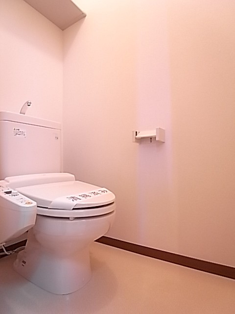 多機能便座付き！上部棚にはペーパー類のストックを。