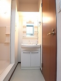 カーテンで仕切るタイプの洗面脱衣所。この場所があるだけでずいぶん生活が変わります！