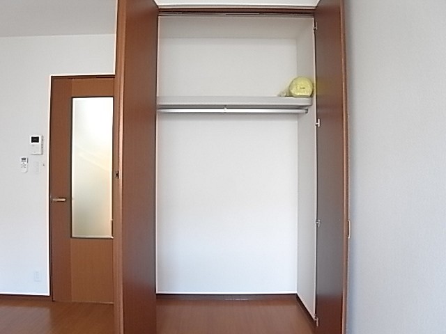 洋室のクローゼット。洋服をたくさん掛けておけます！