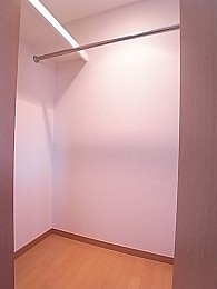 真ん中の洋室のウォークインクローゼット