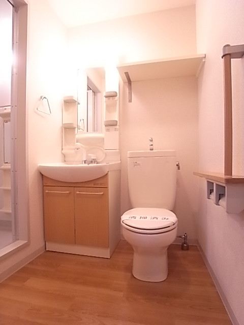 洗面脱衣所はトイレと洗面台が同スペースです！