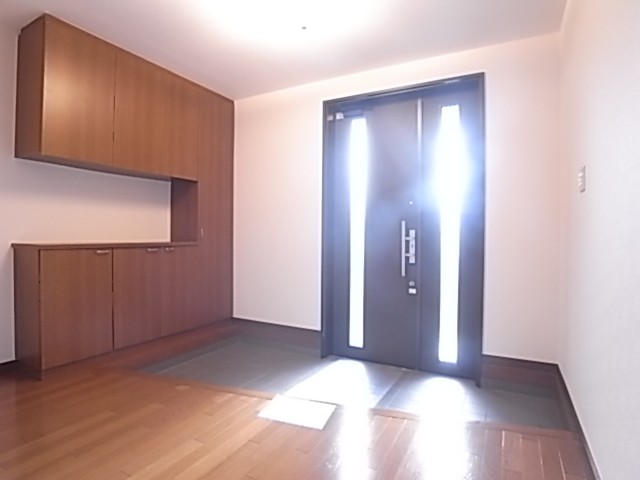 広い玄関ホールは1階！