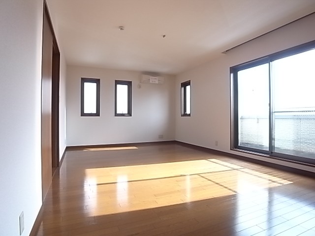 3階南側洋室は12.7帖！2面採光で明るい！