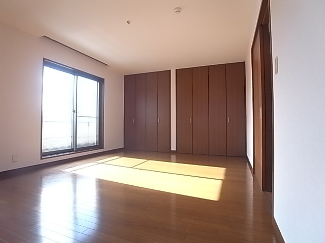 南側洋室収納！壁面いっぱいの収納があります！