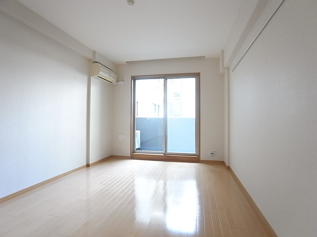 写真や間取り図では細長く見えがちですが実際はなかなか使い心地の良いお部屋！