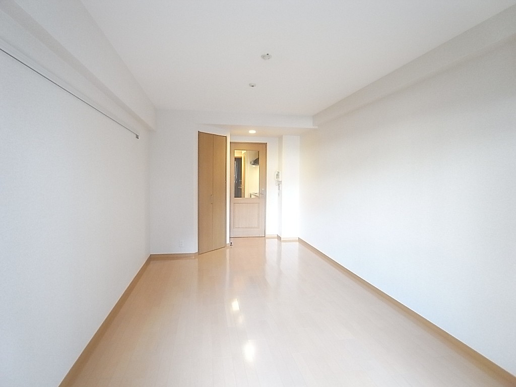 廊下と洋室を隔てる扉はガラスが入っていてオシャレ！