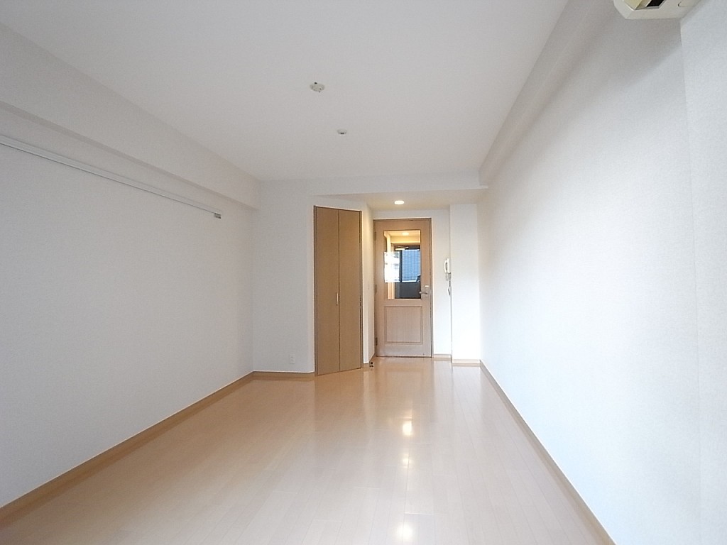 左手の壁面には普段使いの服を掛けておけるフックがございます！