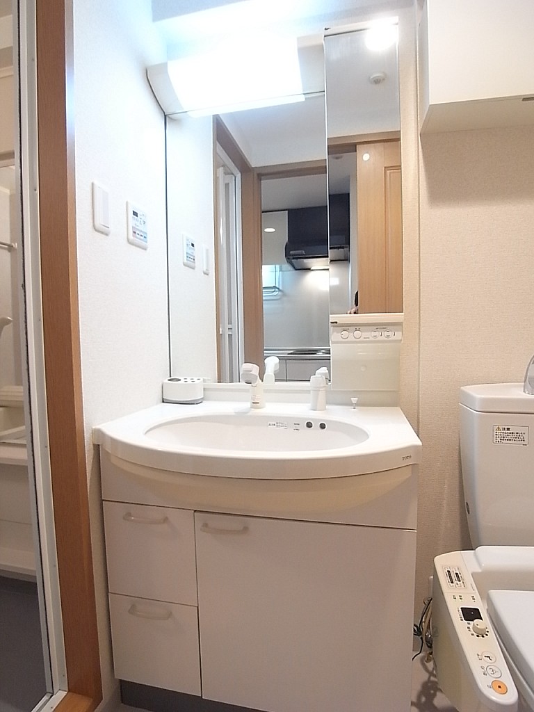 鏡の大きいシャワー付き独立洗面台！