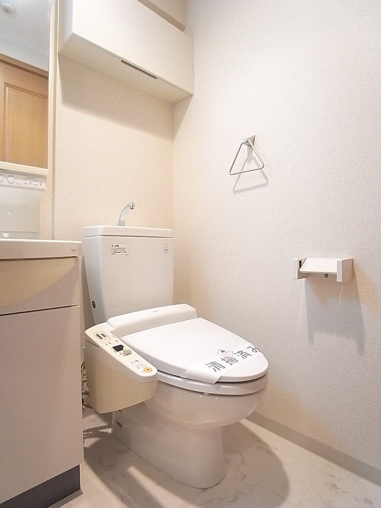 トイレはもちろん温水洗浄便座付き！