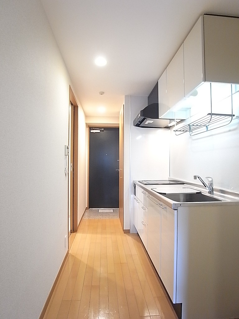 洋室から玄関方面を撮った写真