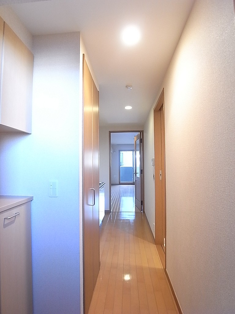 玄関から洋室の方を撮った写真