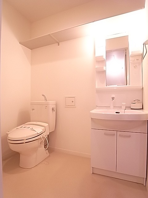 洗面台とトイレの並んだ洗面脱衣所！