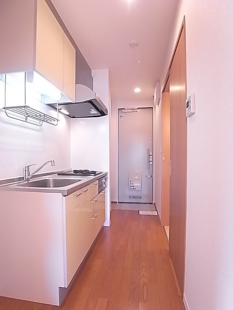 室内から玄関方向を撮影。