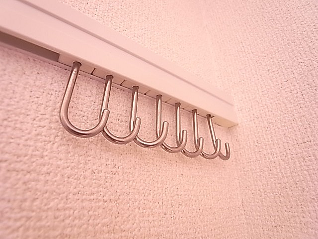 普段使いの服を掛けておけます！絵などを飾っても可！