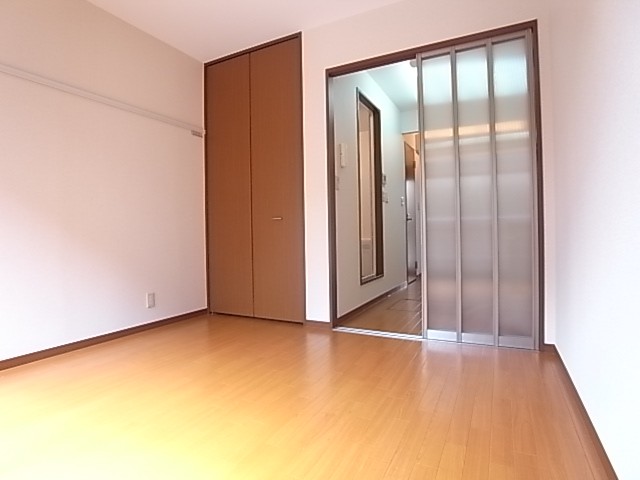 洋室とキッチンの間仕切は明かりを通すスライドスクリーン