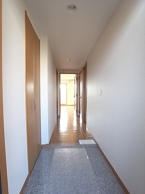 玄関から廊下を見た写真です！