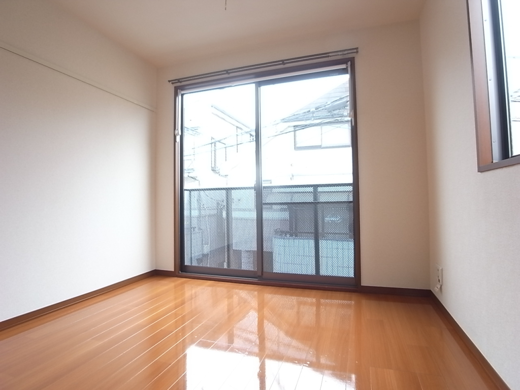 ライトブラウンのフローリングが温かいお部屋の雰囲気を演出。