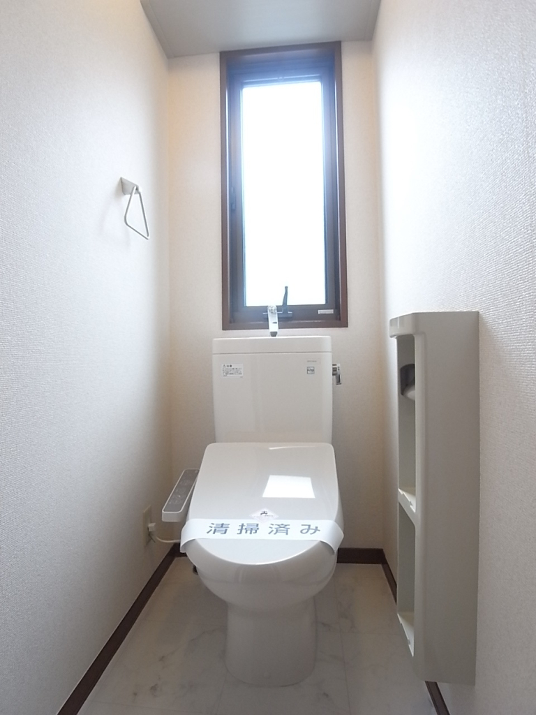 温水洗浄便座。トイレにも窓があって明るい！