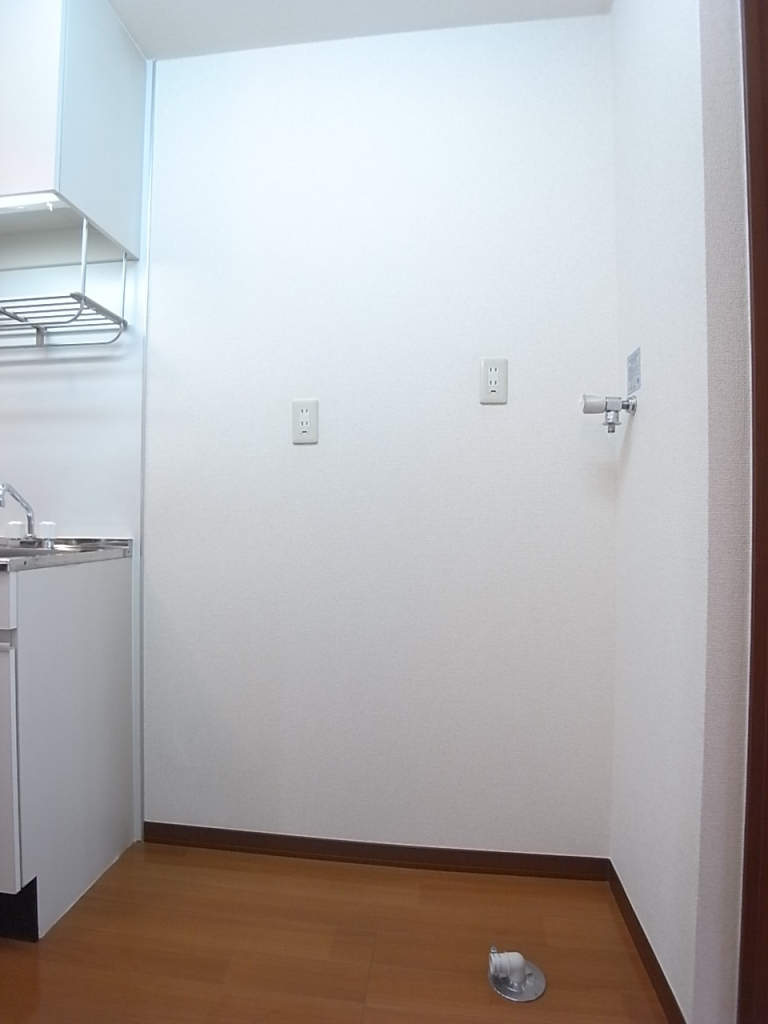 冷蔵庫と洗濯機置場は幅もあって大き目の物でも置けます！