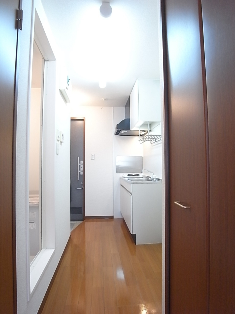 洋室から玄関を見た感じです。