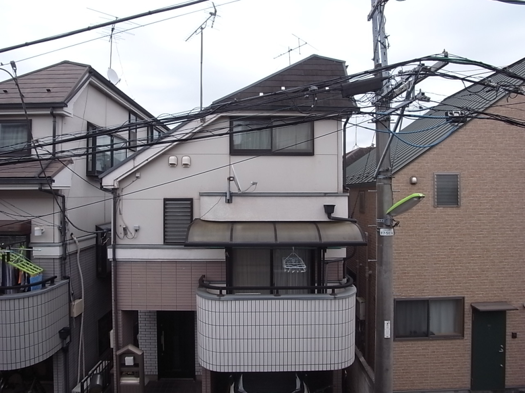 東方面の眺望。前面戸建まで5メートル。