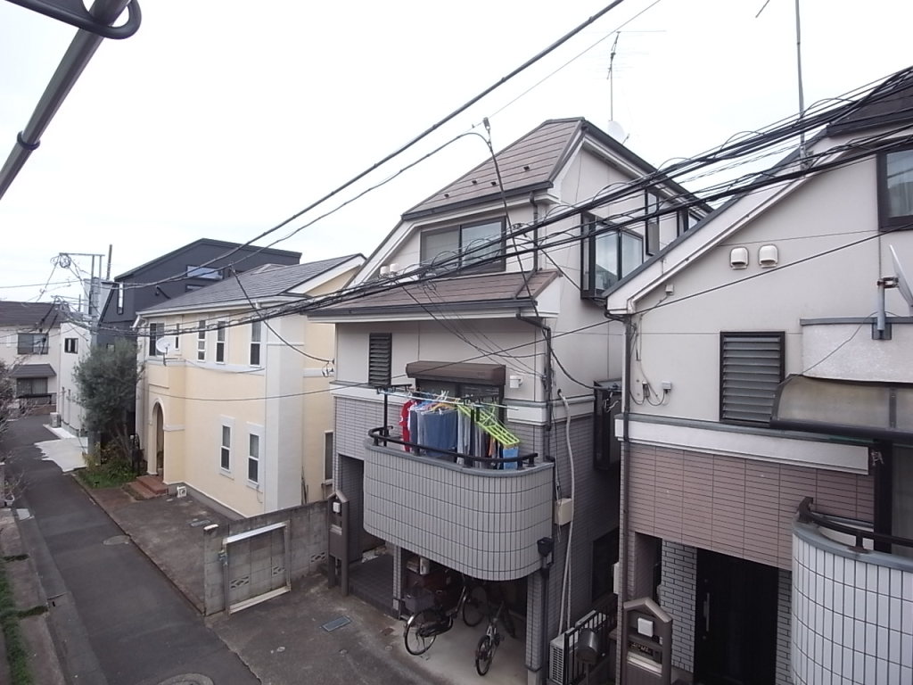 北東方面。低層住宅地になっています。