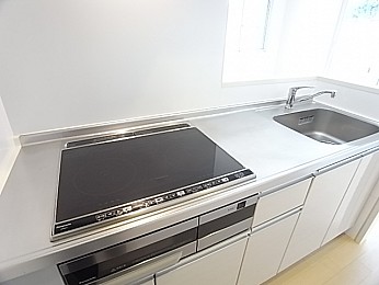 システムキッチンIH３口でグリル付き！お掃除も楽々♪
