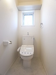 温水洗浄便座付き！換気小窓もあります。