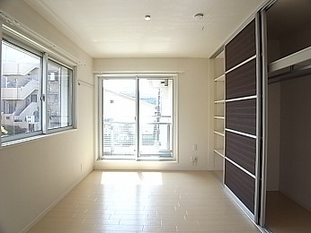  洋室は２面採光。風通しも良好です！ 