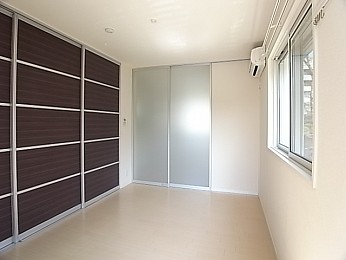 壁面には天井までのクローゼット！