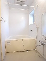 明るく清潔感のある浴室。追い焚き機能と浴室乾燥機を完備！