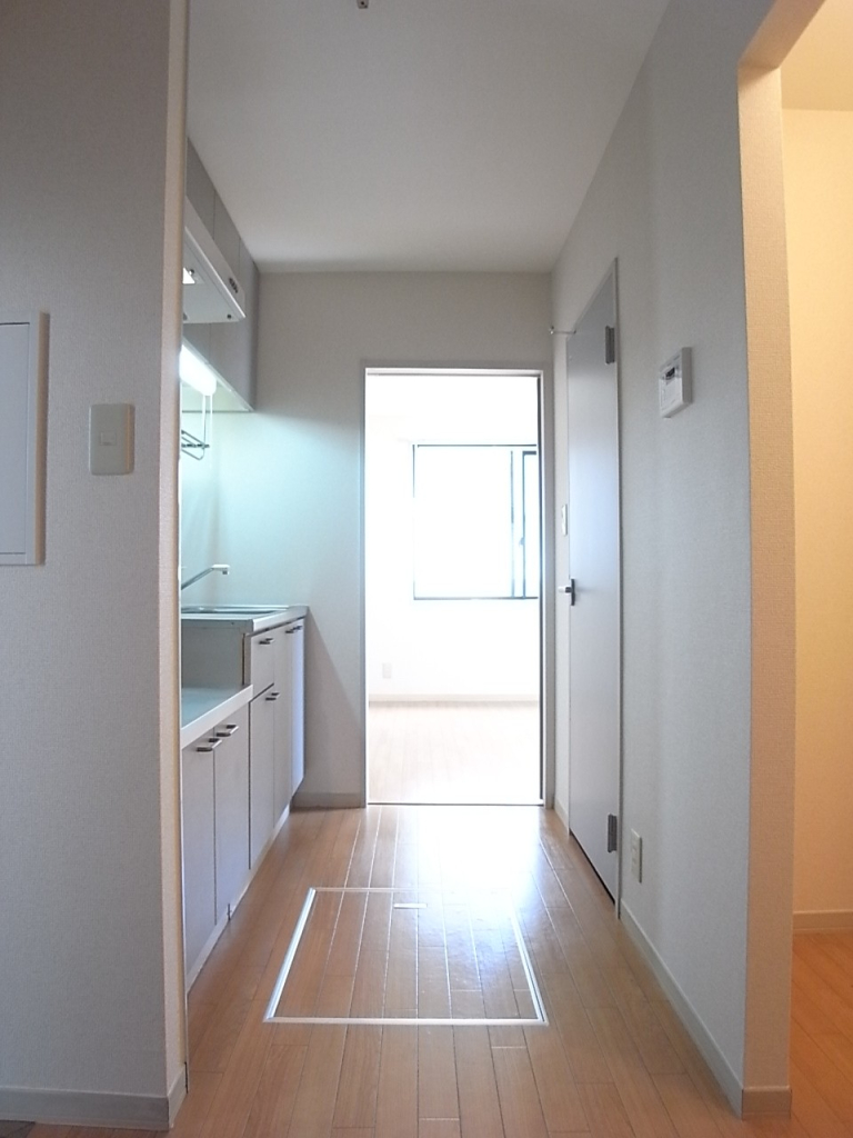 玄関側から撮った廊下
