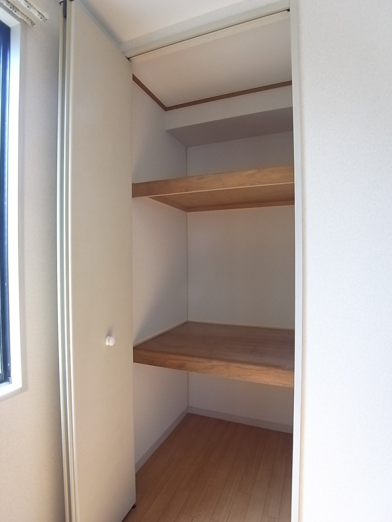 押入タイプの収納