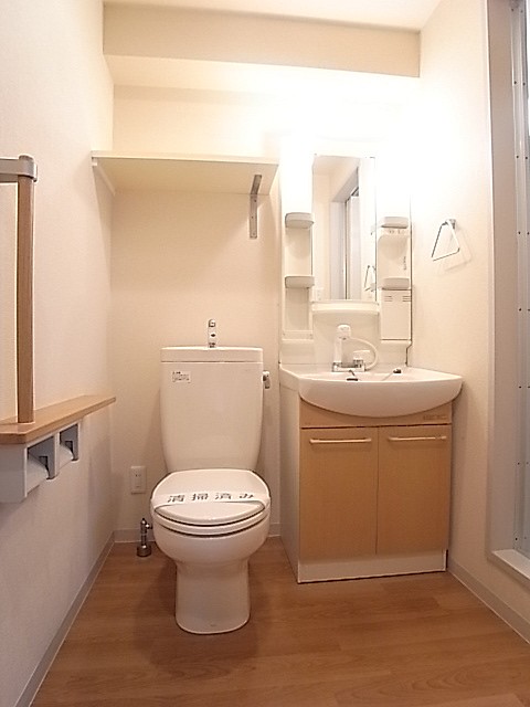 洗面台とトイレの並んだ洗面脱衣所。