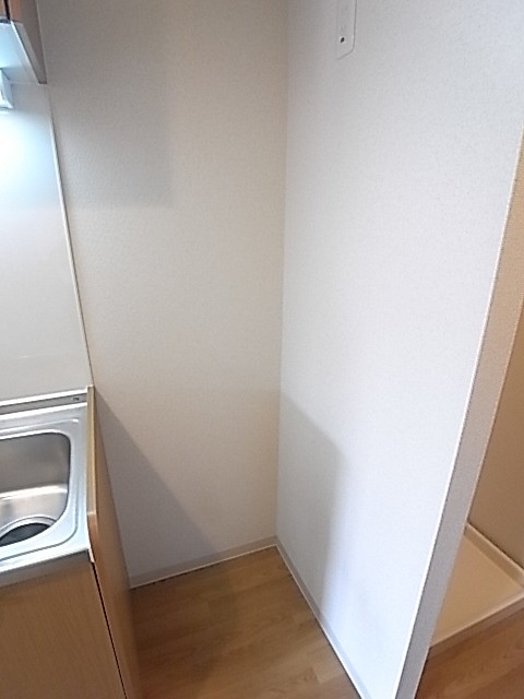 シングル用の冷蔵庫なら余裕ではいる冷蔵庫置場！
