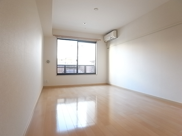 洋室はキッチンスペースを含めて8.4帖です！