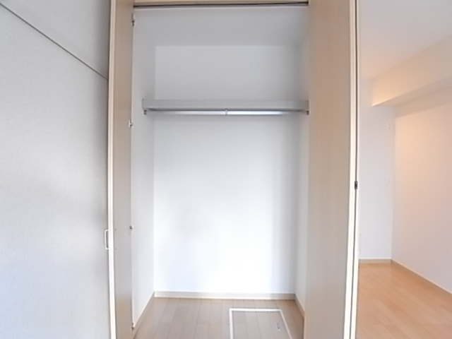 収納は奥行もあるクローゼットタイプ！