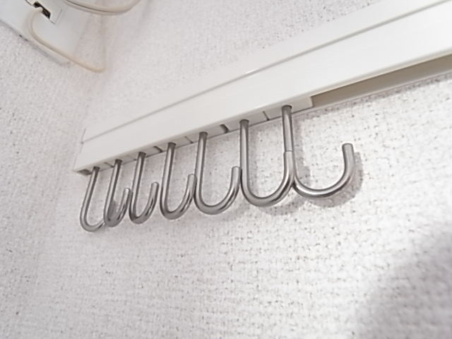 普段使いの洋服をかけておけるフックです。もちろんその他用途にも！